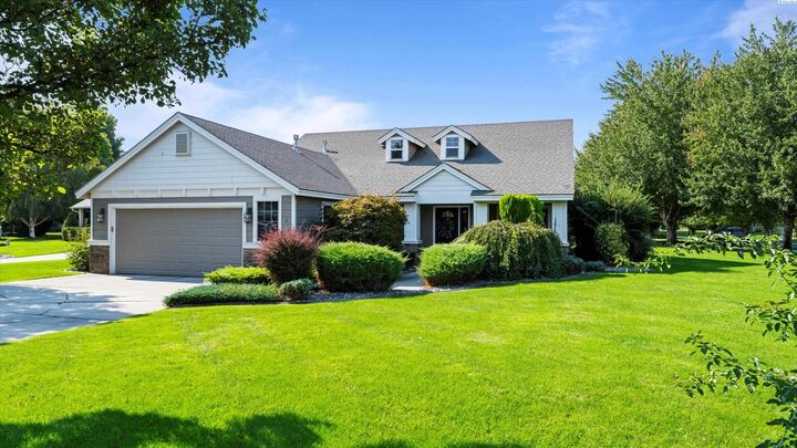 Property Photo:  1 Dahlia Ct  WA 99301 