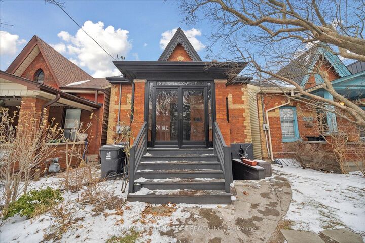 Property Photo:  227 Clinton Street Main  ON M6G 2Y4 