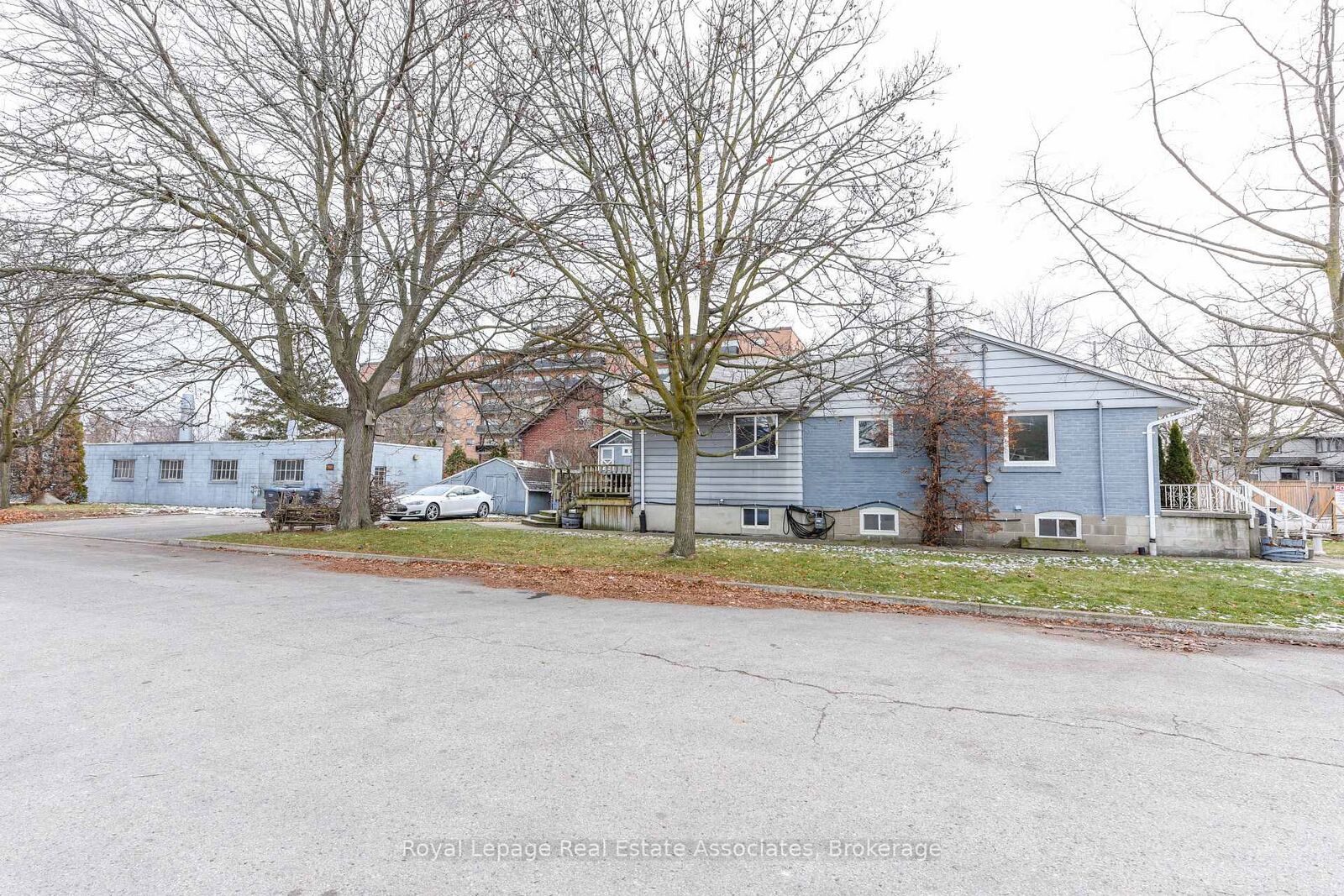 Property Photo: 1089 Seneca Avenue ON L5G 3X4