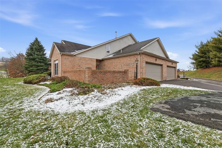 Property Photo: 1004 Park Place Ln 1004 PA 15317