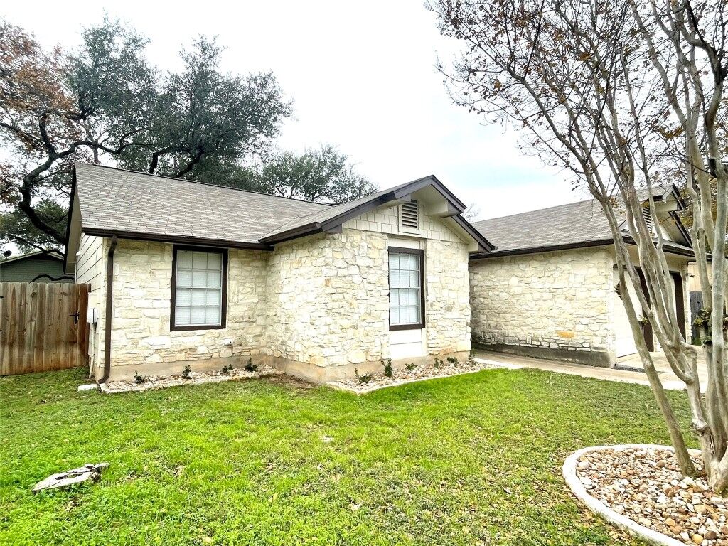 Property Photo:  703 Twin Oak Trail  TX 78613 