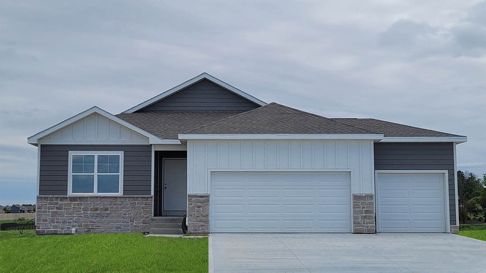 Property Photo: 409 Creekview Avenue IA 50226