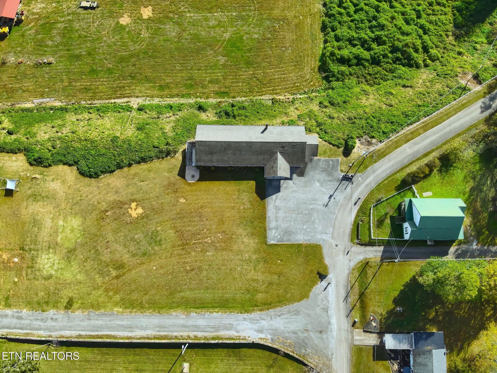 Property Photo:  301 School St  TN 37385 