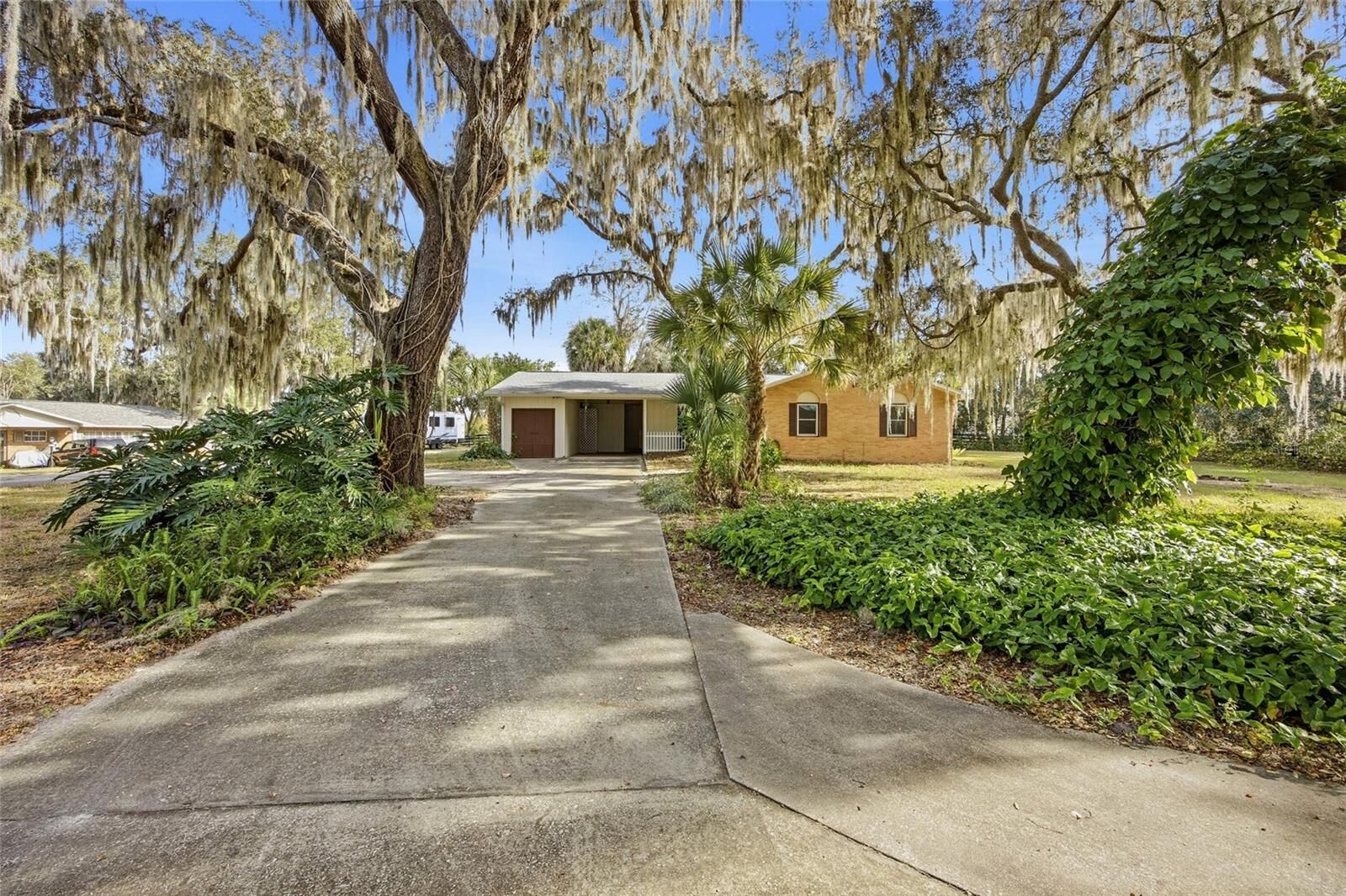 Property Photo: 5434 County Road 122N FL 34785