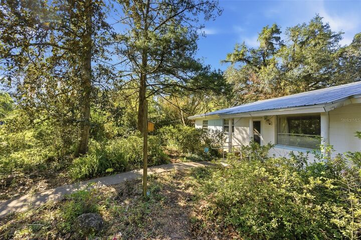 Property Photo: 202 SE 49th Drive FL 32641