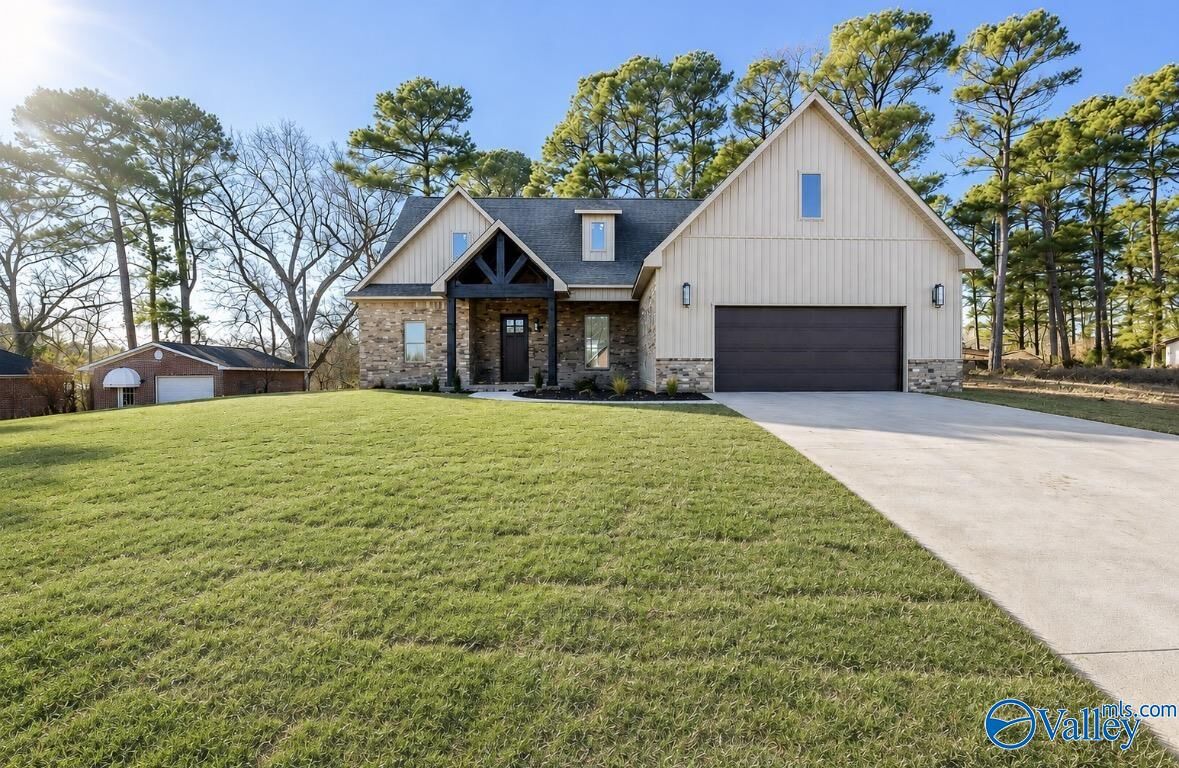 Property Photo: 687 Oakview Circle AL 35645