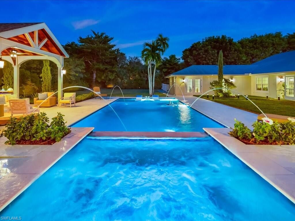 Property Photo:  624 Ridge Dr  FL 34108 