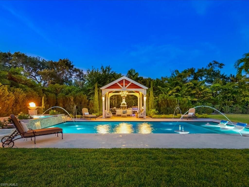 Property Photo:  624 Ridge Dr  FL 34108 