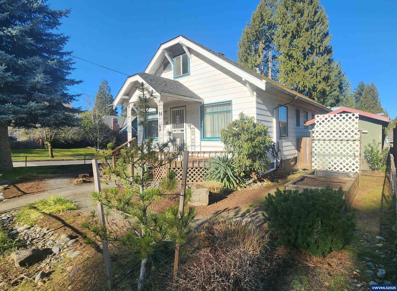 Property Photo:  2605 NE Jarrett St  OR 97211 