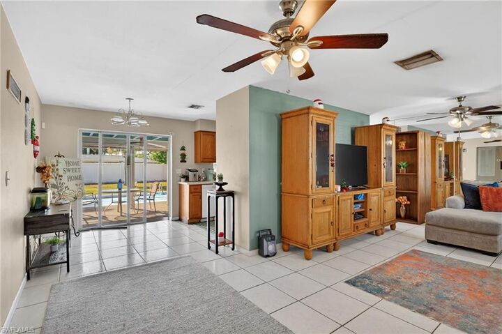 Property Photo:  1718 SE 29th Ln  FL 33904 