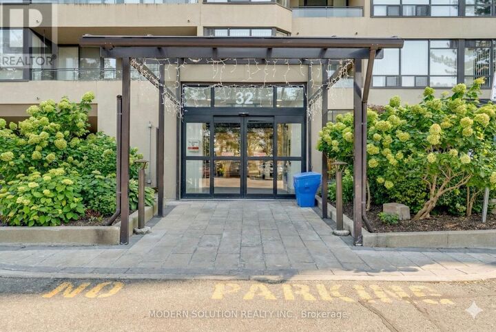 Property Photo: 32 Clarissa Drive 426 ON L4C 9R7