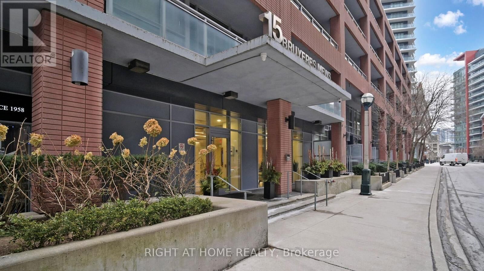 Property Photo:  15 Bruyeres Mews Th106  ON M5V 0A7 