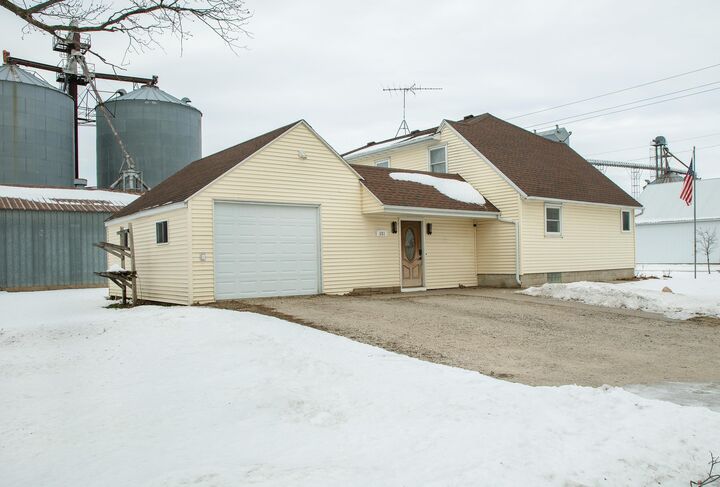 Property Photo:  121 E Vine Street  IA 50619 