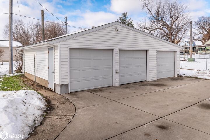 Property Photo:  1313 W Boone Street  IA 50158 
