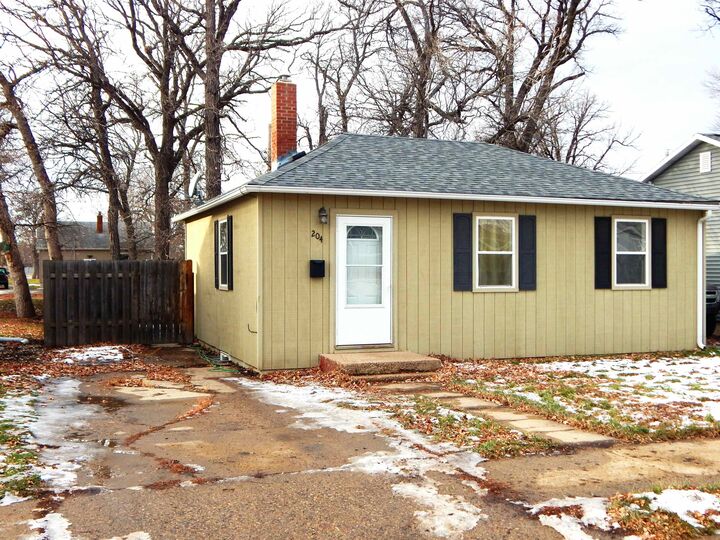 Property Photo:  204 17th St SE  ND 58701 