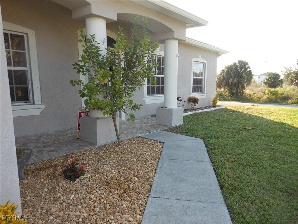 Property Photo:  437 Picturesque Avenue  FL 33974 