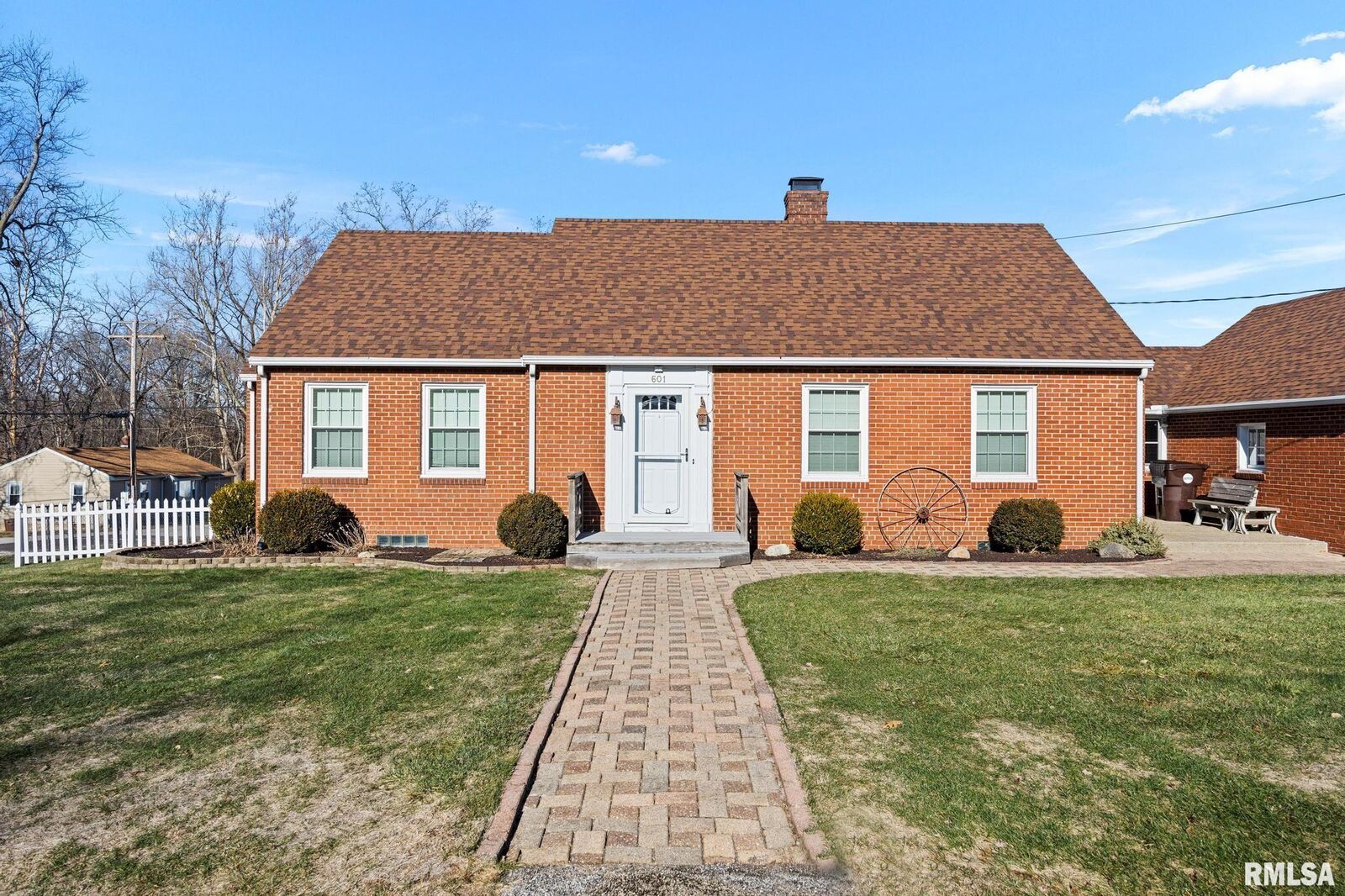 Property Photo:  601 Roosevelt Street  IL 61610 