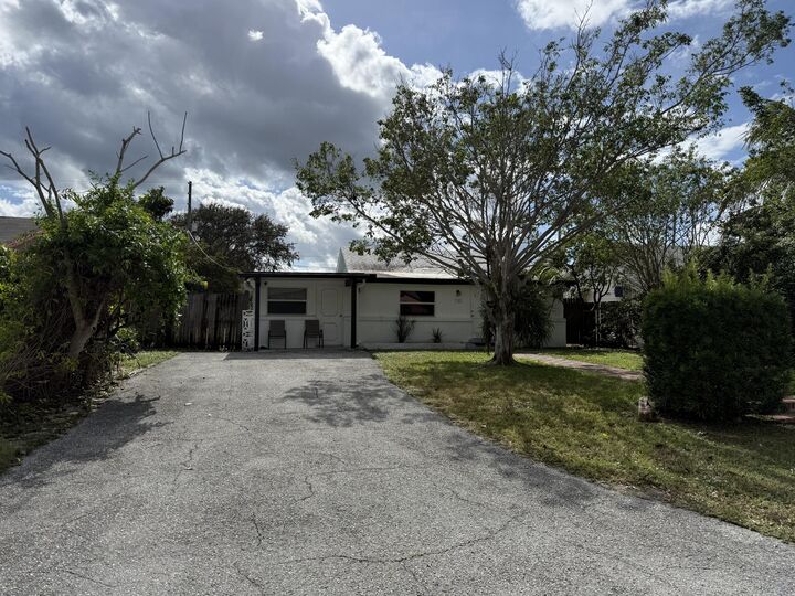 Property Photo: 130 NE 3rd Avenue FL 33435