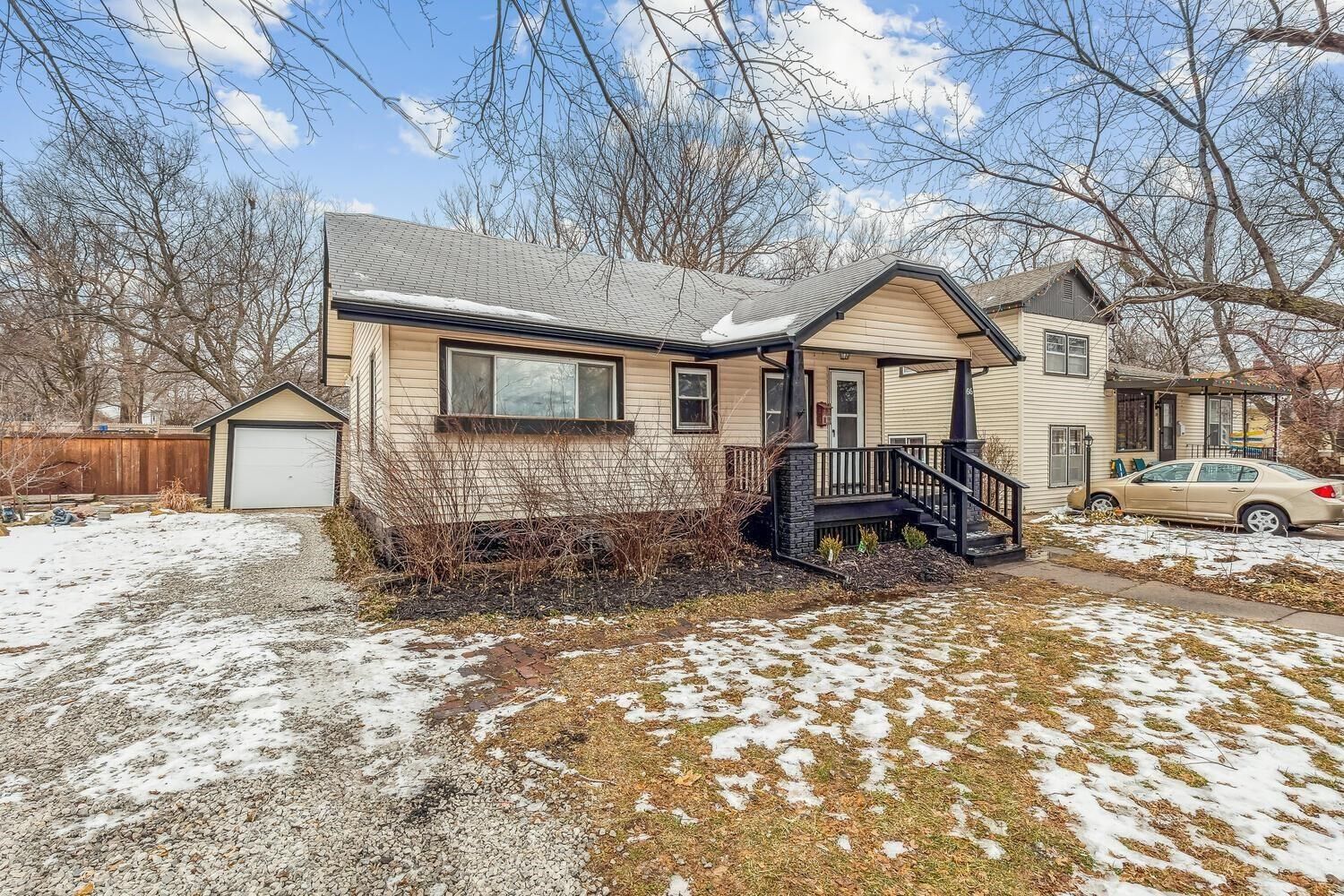 Property Photo:  616 SE 5th St  KS 67114-3824 