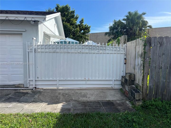 Property Photo: 26121 SW 130th Ave FL 33032