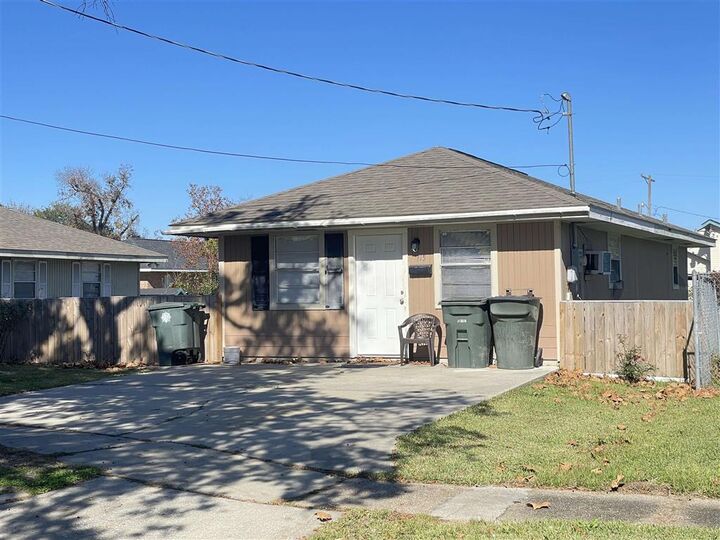 Property Photo:  715 Live Oak Street  LA 70601 