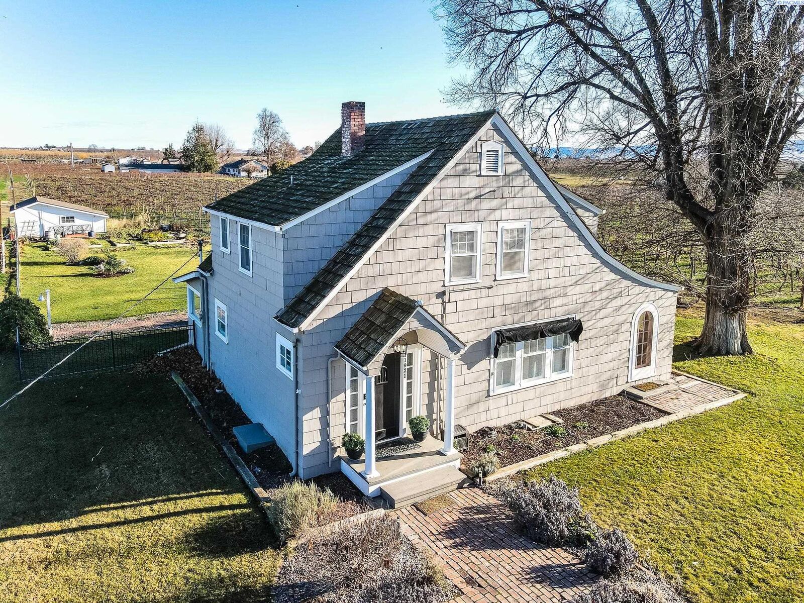 Property Photo:  1921 Olmstead Rd  WA 98930 