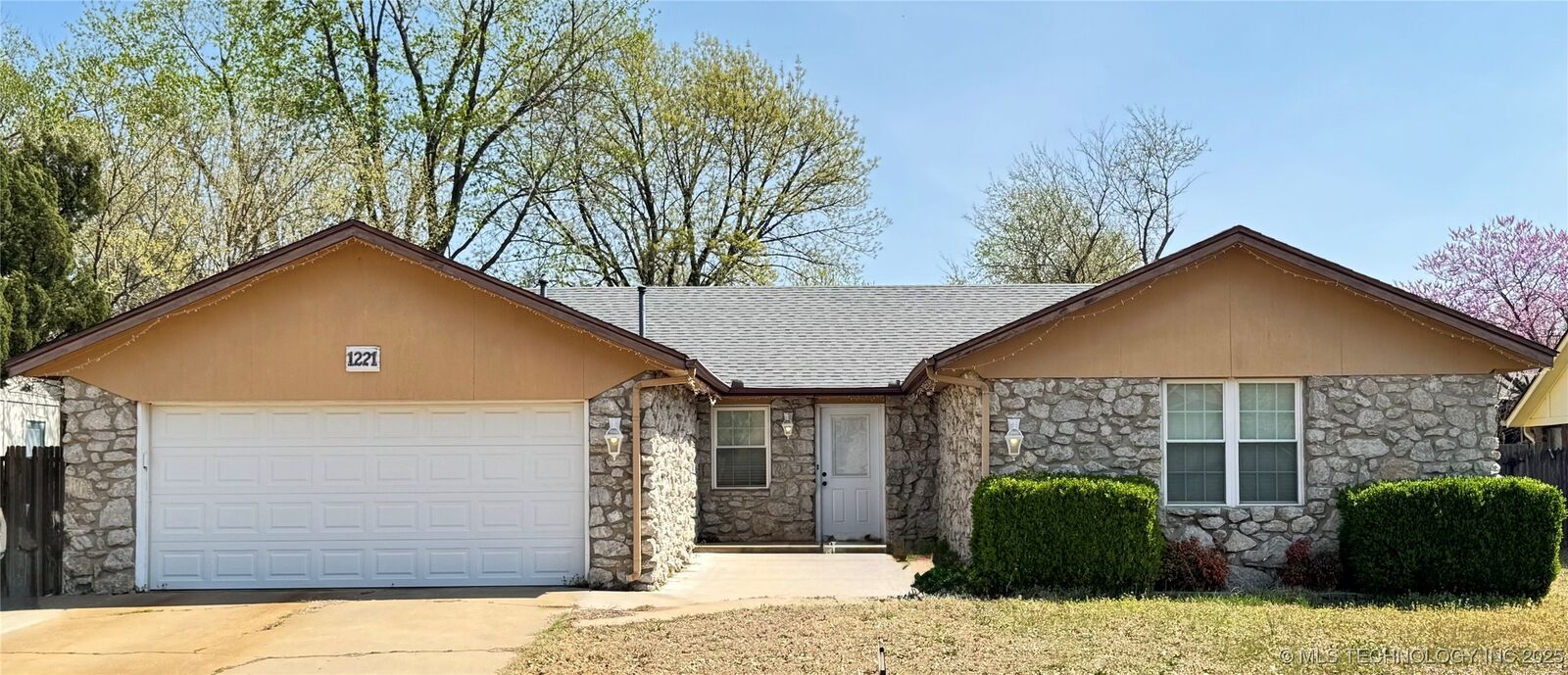 Property Photo: 1221 S 28th Street OK 74014