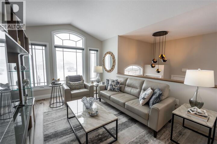 Photo de la propriété:  381 Post Court  ON N0N 1G0 