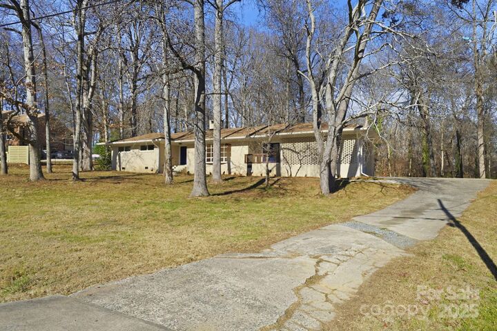 Property Photo:  138 Kingsway Circle  NC 28214 
