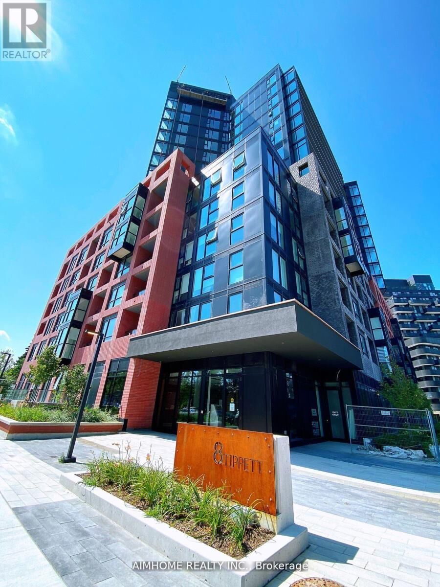 Property Photo:  8 Tippett Road 1017  ON M3H 0E7 