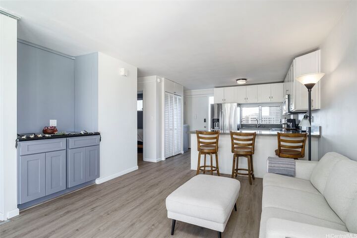 Property Photo:  1617 Keeaumoku Street 1401  HI 96822 