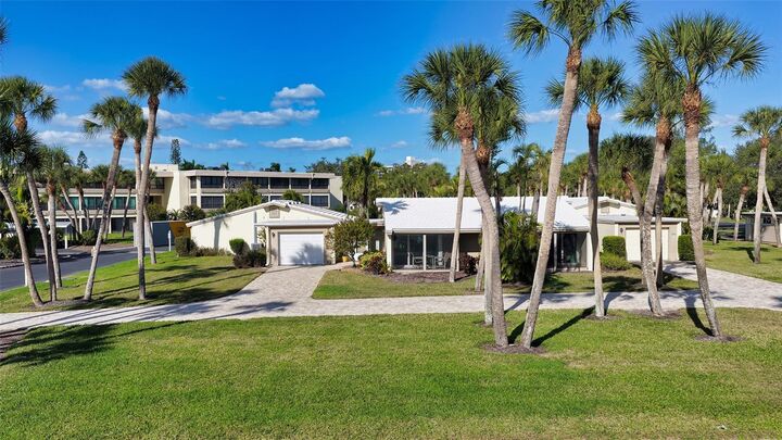 Property Photo:  204 Hourglass Way V9  FL 34242 