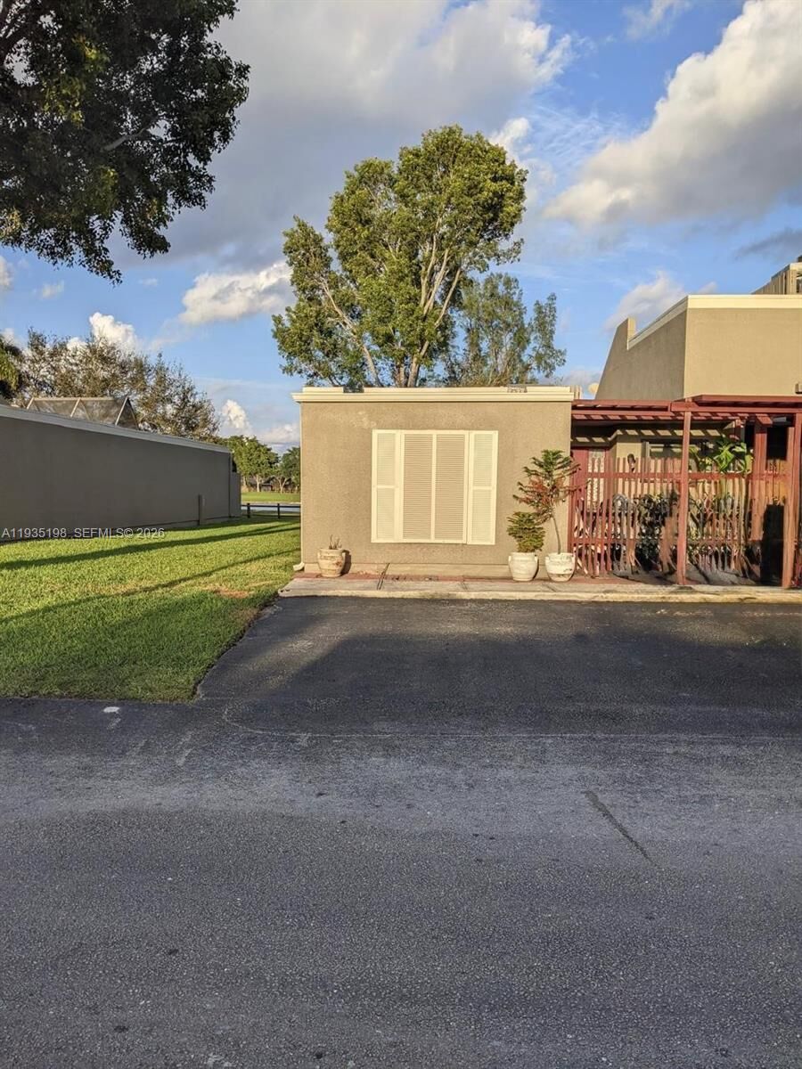 Property Photo:  1121 W Fairway Rd  FL 33026 