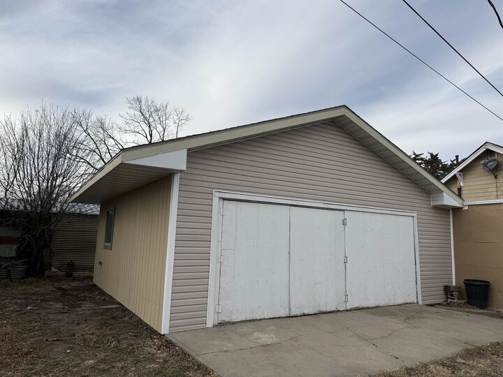 Property Photo: 1812 E 6 NE 69101