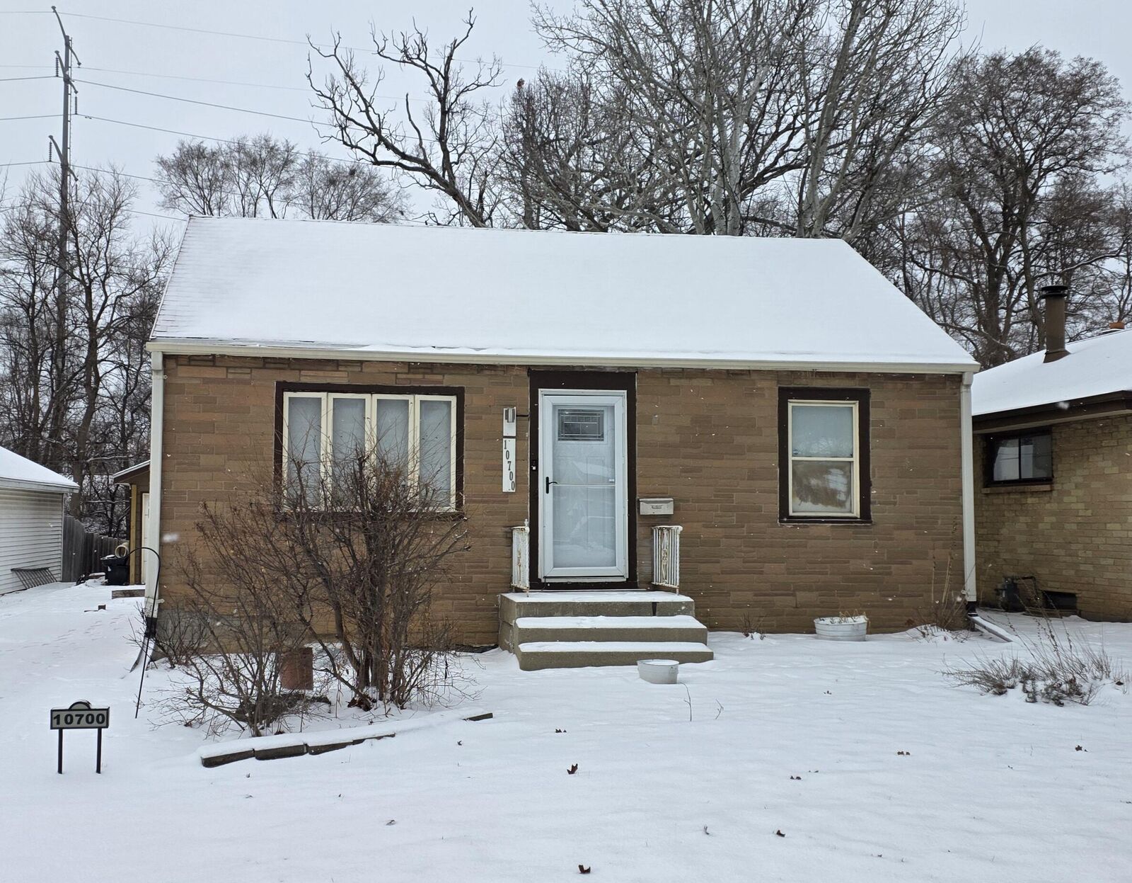 Property Photo:  10700 W Manor Park Dr  WI 53227 