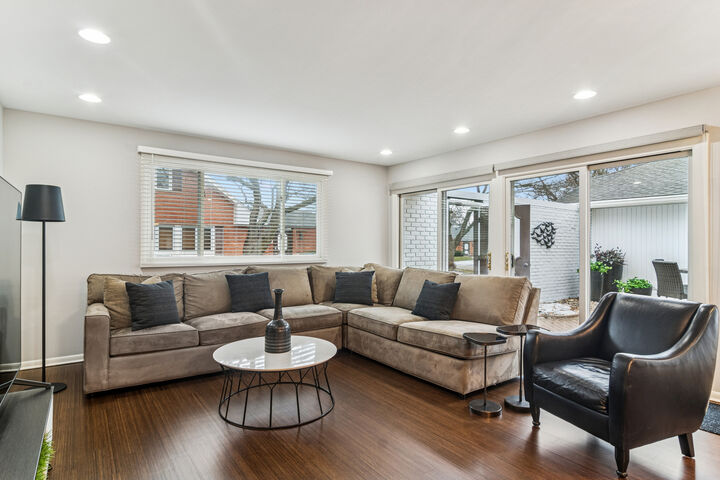 Property Photo:  1 Harrogate On Oxford Road  IL 60008 