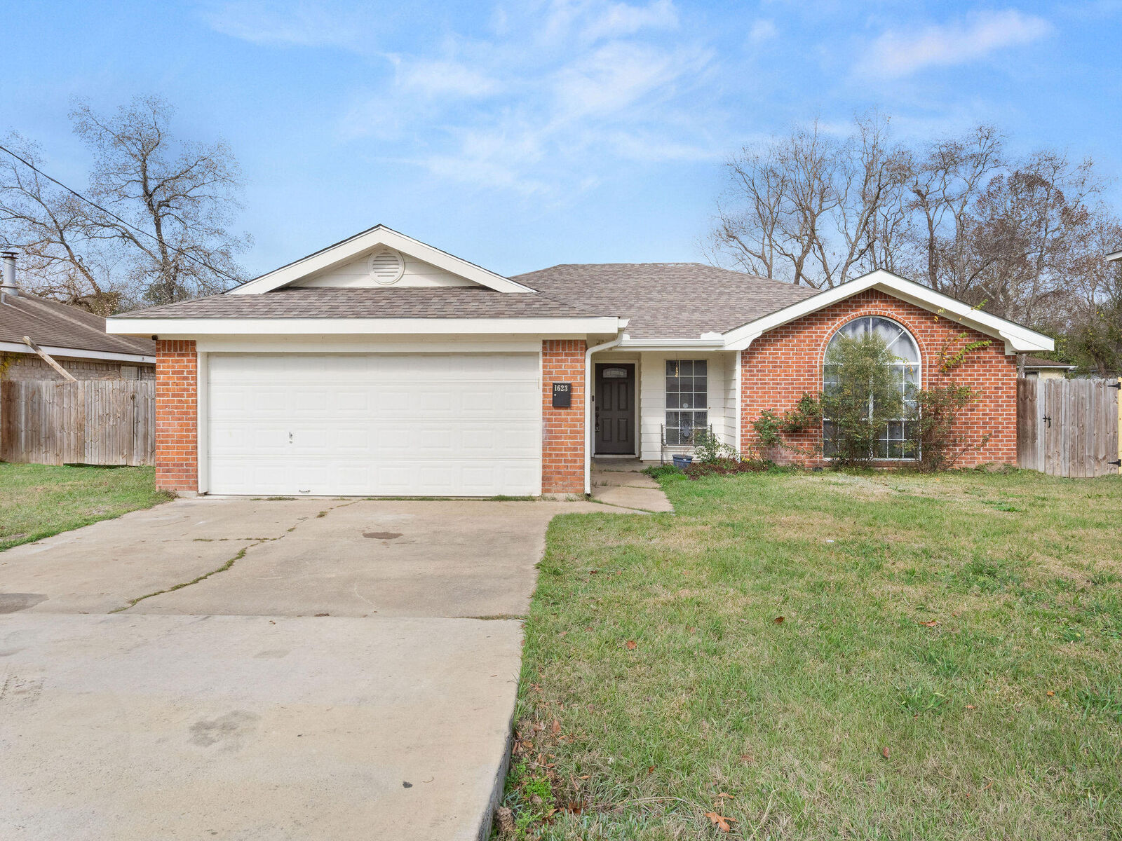 Property Photo:  1623 Amour Dr  LA 71446 