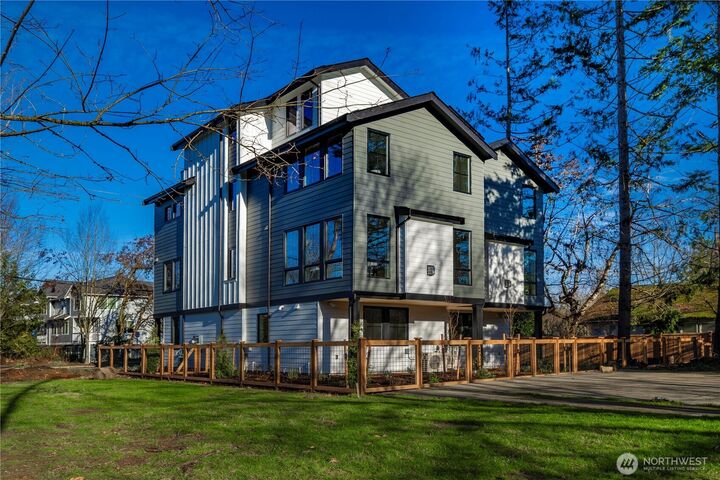 Property Photo:  539 NW Juniper Street  WA 98027 