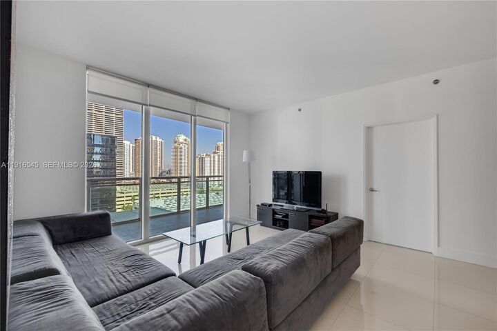 Property Photo:  950 Brickell Bay Dr 1404  FL 33131 