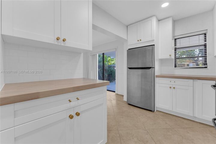 Property Photo: 5208 NE 5th Ave 0 FL 33334