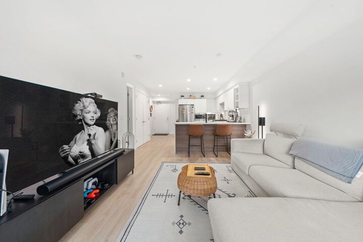 Property Photo:  1519 Crown Street 402  BC V7J 1G6 