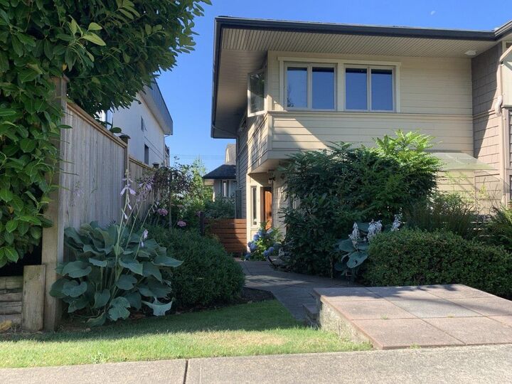 Property Photo:  215 E 4th Street 9  BC V7L 1J1 