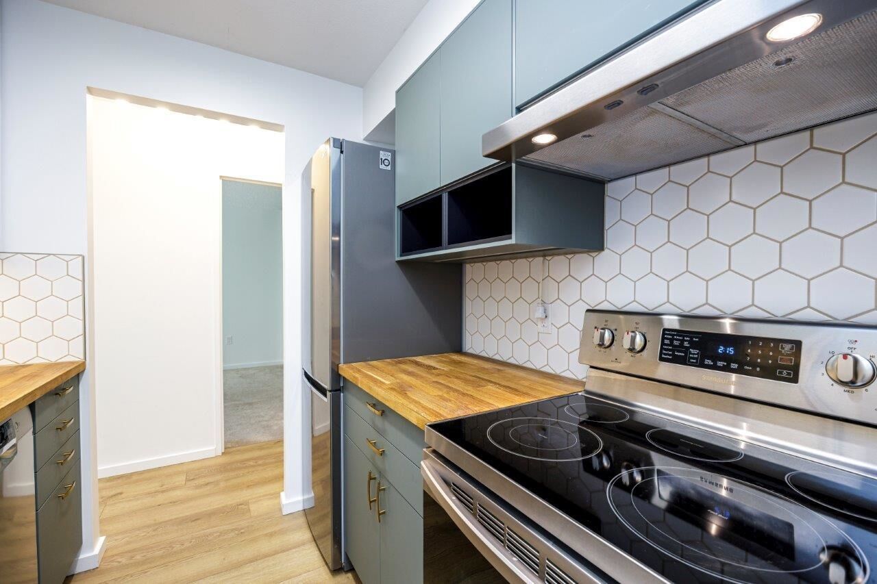 Property Photo:  2008 Fullerton Avenue 304  BC V7P 3G7 