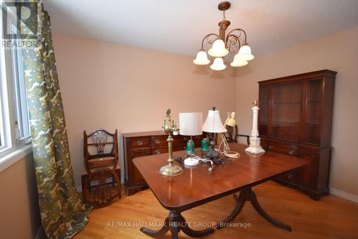 Property Photo:  1749 Des Prairies Avenue  ON K1E 2R1 
