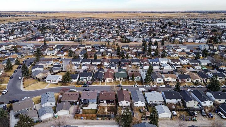 Property Photo: 164 Faldale Close NE AB T3J 1V9