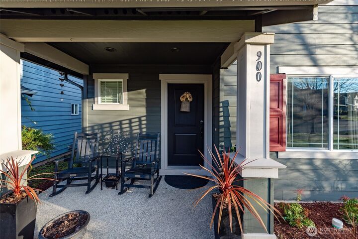 Property Photo:  900  Crested Butte Boulevard  WA 98273 