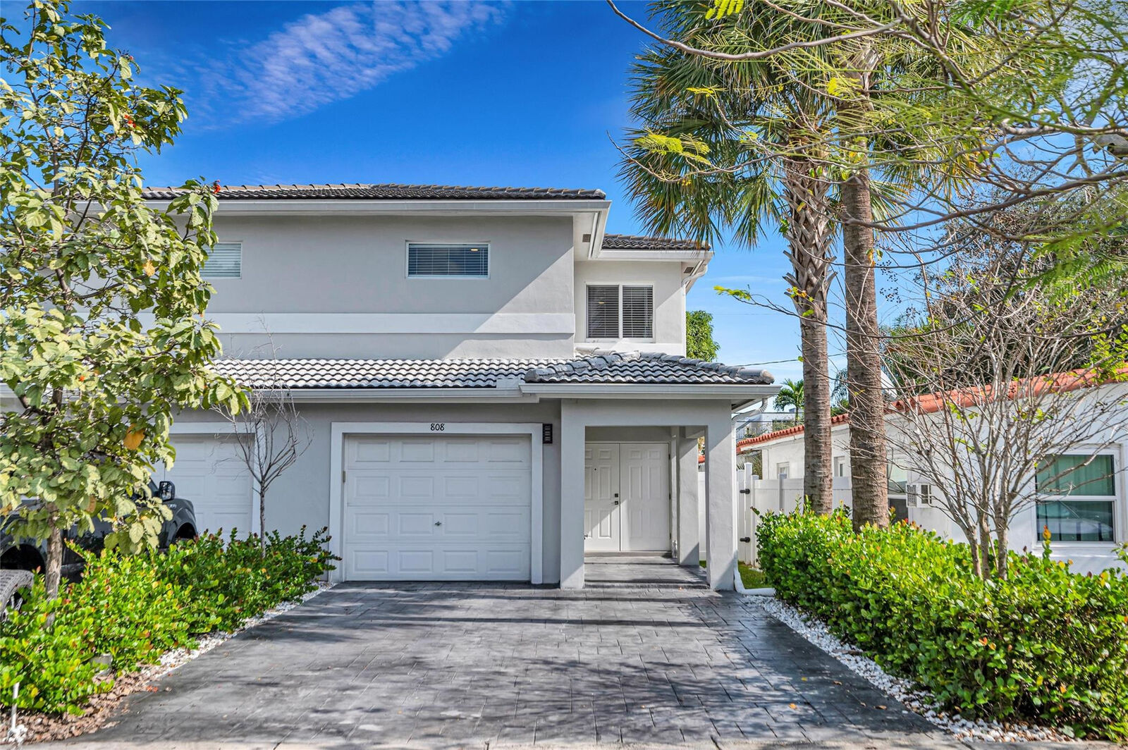 Property Photo: 808 NE 15th Avenue FL 33304