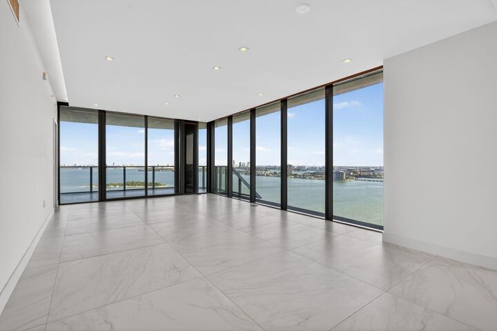 Property Photo: 700 NE 24th Street 2207 FL 33137