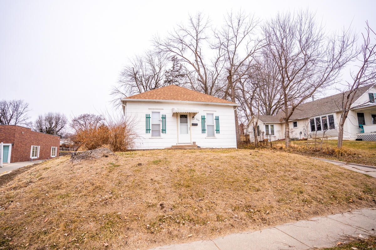 Property Photo:  206 S Locust  Street  IA 51534 