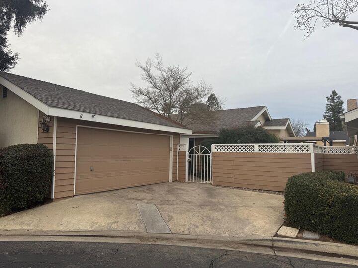 Property Photo: 1338 E Castlecrest Avenue CA 93292